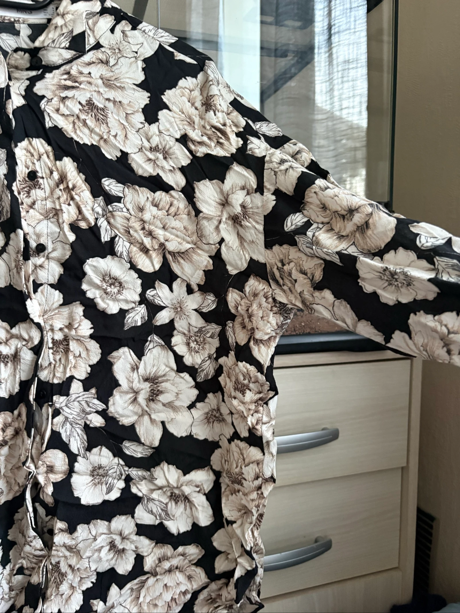 Zwarte dames blouse M met witte bloemen Mango – photo 2